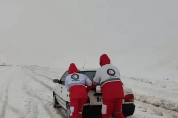 امدادرسانی به خودروهای گرفتار در برف و کولاک جاده نورآباد- نهاوند