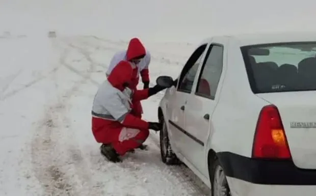امدادرسانی به خودروهای گرفتار در برف و کولاک جاده نورآباد- نهاوند